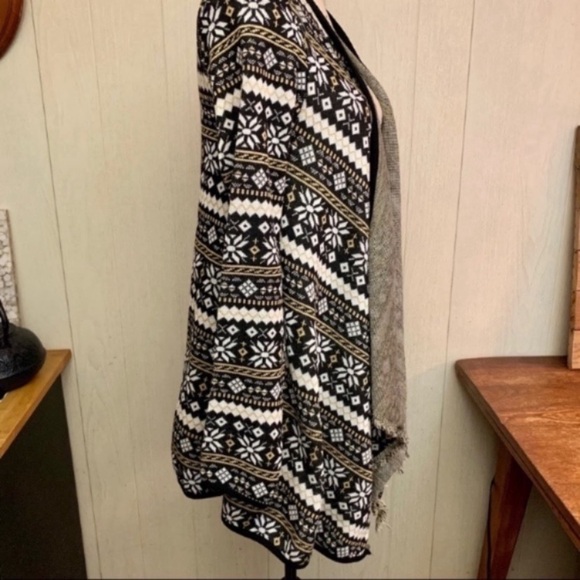 Sugarlips Nordic Star Fringed Open Shrug Sweater - Picture 3 of 7